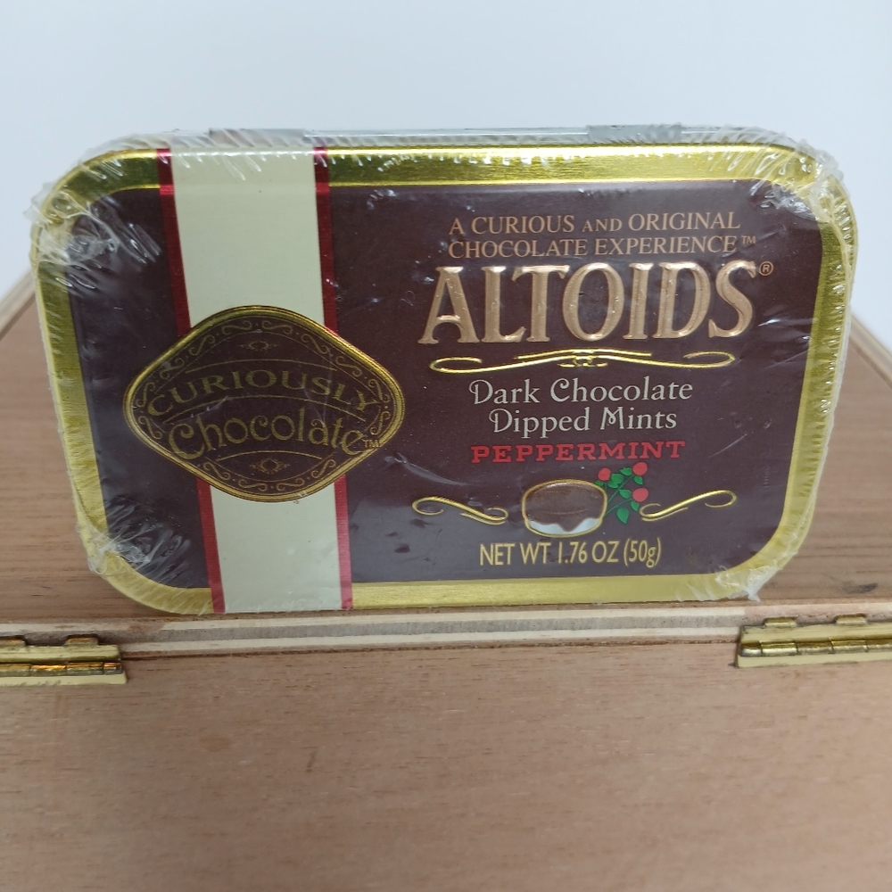 NOS Sealed Tin Of Altoids Dark Chocolate Dipped Peppermint Mints  Discontinued